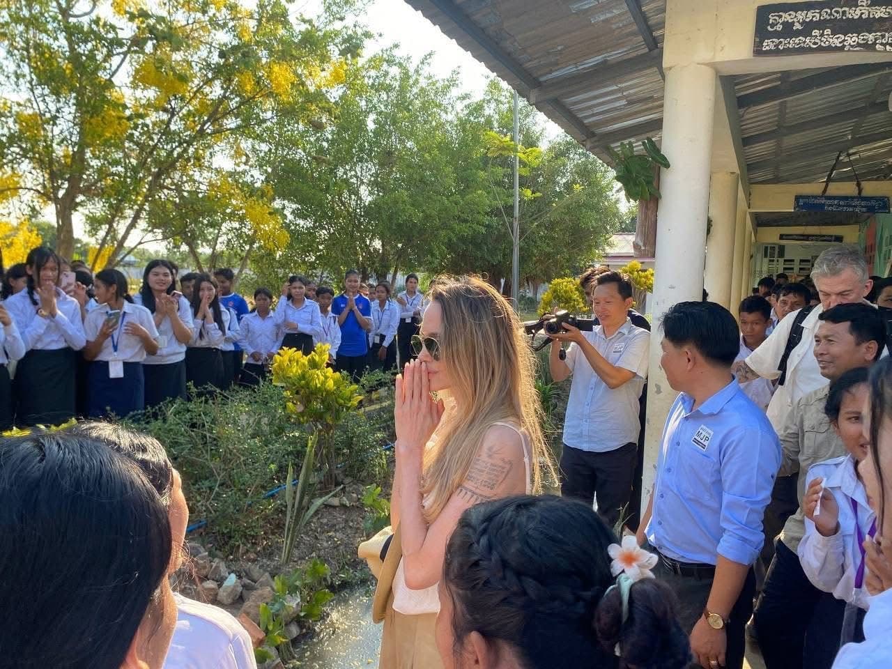 អ្នកស្រី​​ Angelina Jolie បង្ហោះសារជាភាសាខ្មែរលើ Instagram ចែករំលែកការឈឺចាប់ និងការបារម្ភយ៉ាងជ្រាលជ្រៅចំពោះជនភៀសសឹកកម្ពុជាជិត ៣ម៉ឺននាក់