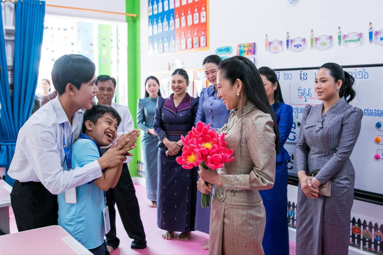 លោកជំទាវបណ្ឌិត ពេជ ចន្ទមុន្នី ហ៊ុនម៉ាណែត អញ្ជើញសម្ពោធអគារសិក្សាថ្មីរបស់វិទ្យាល័យអប់រំពិសេស ក្រុងតាខ្មៅ