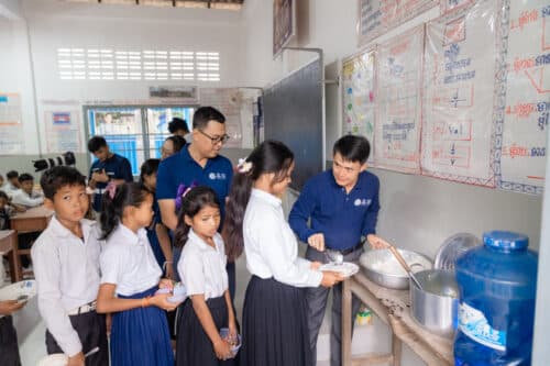 តាមរយៈប្រព័ន្ធគាំពារសង្គម សិស្សប្រមាណ៣០ម៉ឺននាក់ បាននិងកំពុងទទួលបានការផ្ដល់អាហារពេលព្រឹក