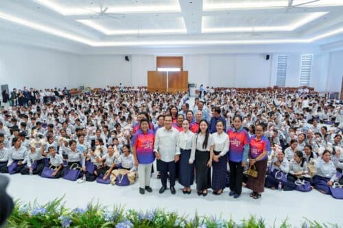 រដ្ឋមន្ត្រី ថោ ជេដ្ឋា និងភរិយា អញ្ជើញជាអធិបតីក្នុងកម្មវិធីអប់រំសុខភាព និងអនាម័យដល់សិស្សានុសិស្សមកពីវិទ្យាល័យរស្មីសោភ័ណប្រមាណ១០០០នាក់ ក្នុងស្រុកស្ទោង ខេត្តកំពង់ធំ