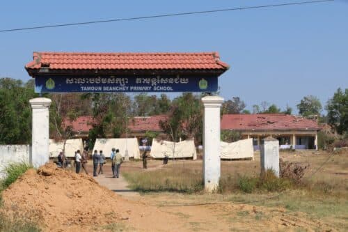 សាលាបឋមសិក្សាតាមន្តសែនជ័យ រងការខូចខាតទាំងស្រុង ដោយទម្ងន់គ្រាប់ផ្លោងរបស់យោធាថៃ ក្នុងសង្គ្រាមឈ្លានពាន ខណៈកូនសិស្សជាង ២០០នាក់ បាត់បង់បន្ទប់សិក្សាដ៏កក់ក្តៅ នៅក្នុងវ័យស្រែកឃ្លានចំណេះដឹង