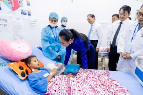 លោកជំទាវបណ្ឌិត ពេជ ចន្ទមុន្នី ហ៊ុនម៉ាណែត អញ្ជើញពិនិត្យវឌ្ឍនភាពគម្រោងវះកាត់បេះដូងកុមារ នៅមន្ទីរពេទ្យកុមារជាតិ