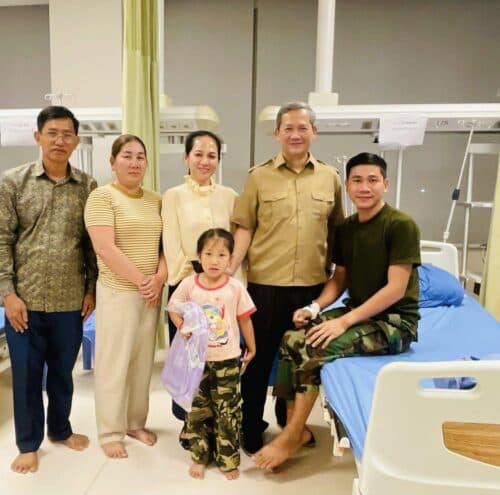 យុវជន ផា ស៊ីវផេង រៀនចប់អនុបណ្ឌិតច្បាប់ និងទទួលអាហារូបករណ៍ទៅរៀនក្រៅប្រទេស តែលះបង់ចោល សុខចិត្តចូលបម្រើទ័ពការពារទឹកដី និងឈរជើងនៅសមរភូមិប្រាសាទខ្នា