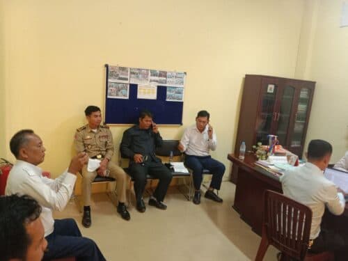 រដ្ឋបាលស្រុកបាកាន បំភ្លឺក្រោយមានការបង្ហោះ និងចែកចាយតាមបណ្តាញសង្គមរឿងគ្រូនៅវិទ្យាល័យព្រះម្លូរ ធាក់សិស្សម្នាក់ថ្នាក់ទី៧ រហូតបាក់ជើងគ្រាន់តែមិនមានស្បែកជើងប៉ាតាពាក់