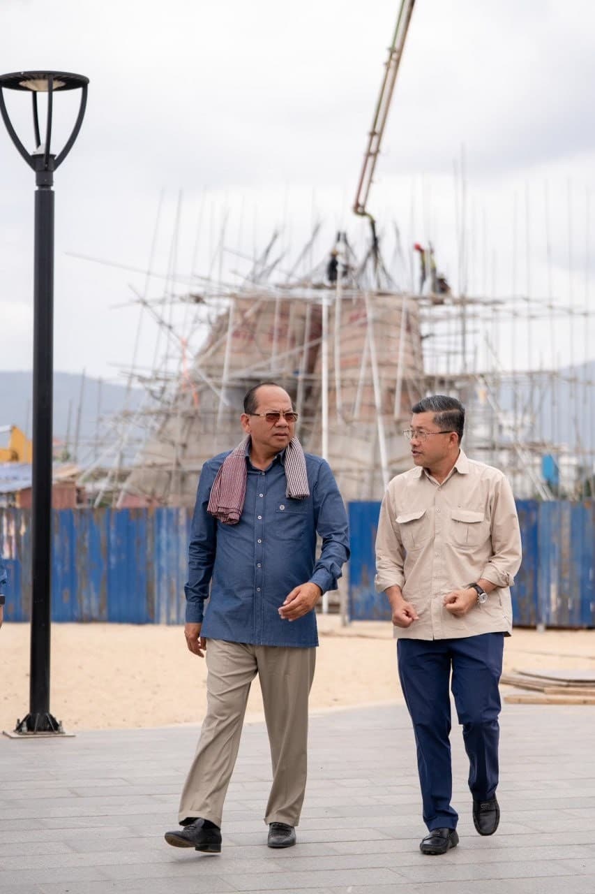 ក្រុងកំពតត្រៀមបង្អួតសម្រស់ថ្មីជាមួយរូបសំណាកបាតដៃកម្ពស់ ១២ម៉ែត្រ និងវិថីអាហារ ដើម្បីស្វាគមន៍ភ្ញៀវទេសចរក្នុងឱកាសពិធីបុណ្យចូលឆ្នាំថ្មីប្រពៃណីជាតិខ្មែរ