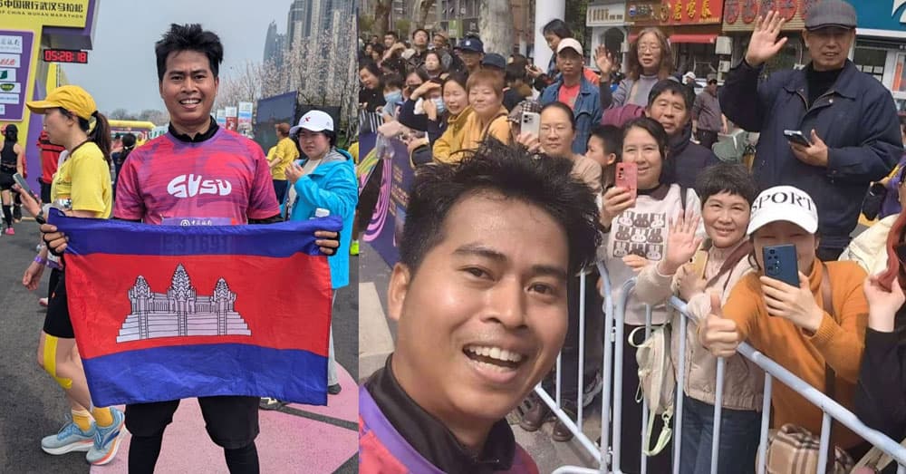 លោក សៀន សំរុង និស្សិតខ្មែរម្នាក់គត់ ដែលបាននាំយកទង់ជាតិកម្ពុជា បង្ហាញខ្លួនយ៉ាងមានមោទកភាព ក្នុងព្រឹត្តិការណ៍កីឡារត់ម៉ារ៉ាតុងដ៏ធំប្រចាំទីក្រុងវូហាន ចំណោមអ្នកចូលរួមរត់ ៣ម៉ឺននាក់