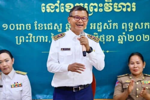 ឯកឧត្តមបណ្ឌិតសភាចារ្យ ហង់ជួន ណារ៉ុន ដាស់តឿនសិស្សថ្នាក់ទី១២ ឱ្យខិតខំស្វ័យសិក្សា និងប្រគល់កម្រងសៀវភៅវិញ្ញាសា ត្រៀមប្រឡងបាក់ឌុបឱ្យទទួលបានលទ្ធផលល្អ