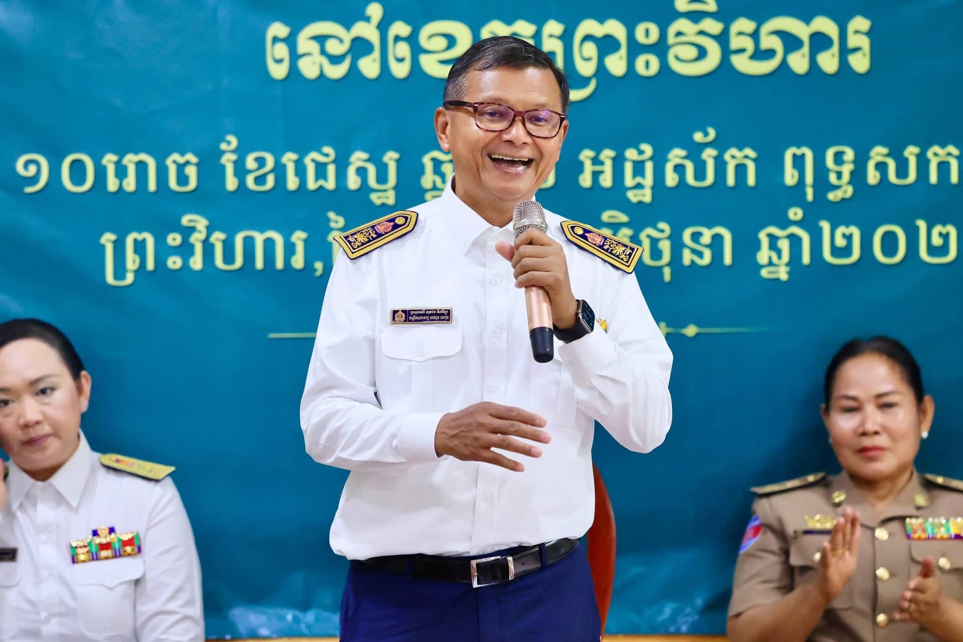 ឯកឧត្តមបណ្ឌិតសភាចារ្យ ហង់ជួន ណារ៉ុន ដាស់តឿនសិស្សថ្នាក់ទី១២ ឱ្យខិតខំស្វ័យសិក្សា និងប្រគល់កម្រងសៀវភៅវិញ្ញាសា ត្រៀមប្រឡងបាក់ឌុបឱ្យទទួលបានលទ្ធផលល្អ