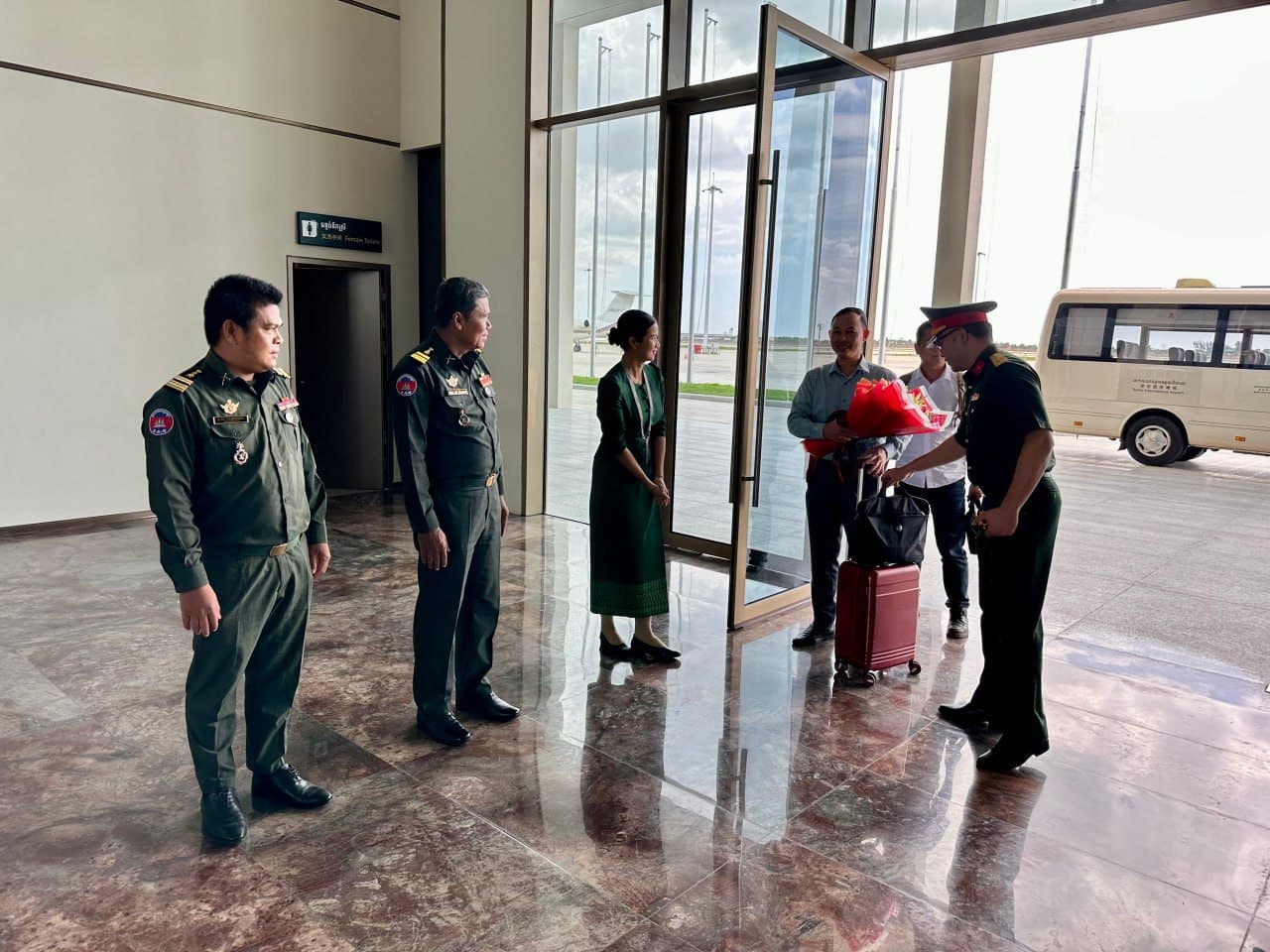 នាយទាហានប្តូរវេនចំនួនពីររូបរបស់ប្រទេសវៀតណាម អញ្ជើញមកដល់កម្ពុជា ដើម្បីចូលរួមជាមួយក្រុមអ្នកសង្កេតការណ៍អាស៊ាន (AOT) ប្រចាំព្រះរាជាណាចក្រកម្ពុជា