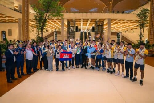 ក្រុមបាល់ទះកម្ពុជា នាំពាន និងមេដាយមាសប្រវត្តិសាស្ដ្រ SEA V.Cup មកដល់មាតុភូមិហើយ