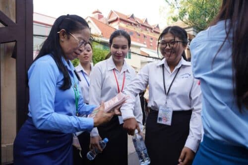 ដំណឹងល្អសម្រាប់បេក្ខជនប្រឡងបាក់ឌុប!ផ្តល់ជូនឥតគិតថ្លៃនូវកន្លែងស្នាក់នៅ និងអាហារដល់បេក្ខជនដែលមានជីវភាពខ្វះខាត ថែមទាំងសម្រួលមធ្យោបាយធ្វើដំណើរផងដែរ ជូនបេក្ខជនប្រឡងបាក់ឌុប ក្នុងខេត្តឧត្តរមានជ័យ