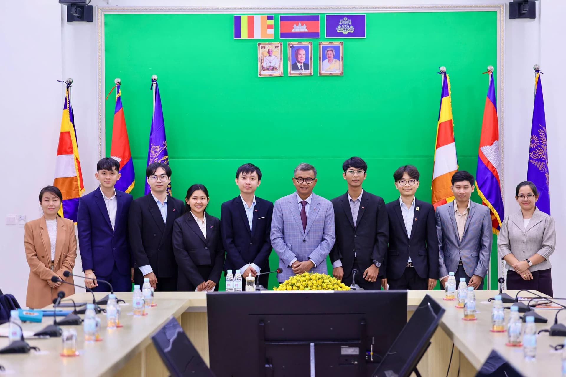 ជំនួបសម្ដែងការគួរសម និងសំណេះសំណាលជាមួយក្រុមនិស្សិតជ័យលាភីអាហារូបករណ៍រដ្ឋាភិបាលបារាំង សហភាពអឺរ៉ុប និងមូលនិធិ Pierre Fabre