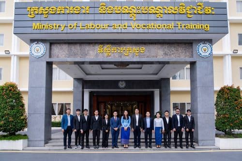 ក្រសួងការងារនិងបណ្តុះបណ្តាលវិជ្ជាជីវៈ ជំរុញនិស្សិតជ័យលាភីអាហារូបករណ៍ទៅសិក្សានៅក្រៅប្រទេស ឱ្យពង្រឹងសមត្ថភាព ដើម្បីរួមចំណែកអភិវឌ្ឍប្រទេសជាតិ