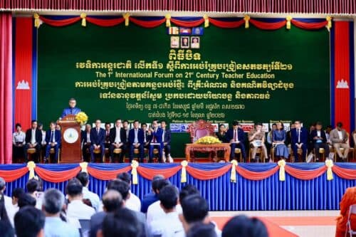 គរុនិស្សិត៤រូបនៅបាត់ដំបងជាប់ជាគរុនិស្សិតឆ្នើម ប្តេជ្ញានាំវិធីសាស្ត្របង្រៀនល្អដល់សិស្សបឋមសិក្សា