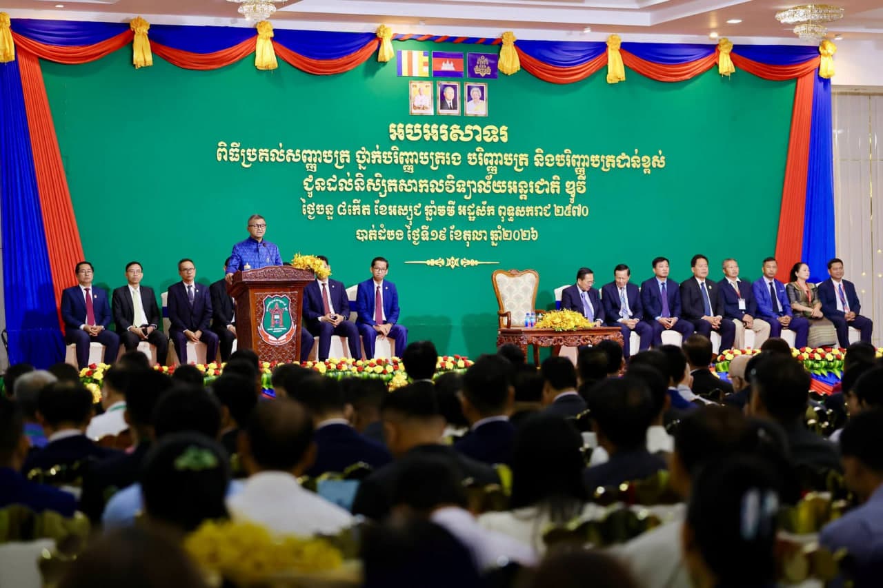 ពិធីប្រគល់សញ្ញាបត្រជូននិស្សិតជ័យលាភីបញ្ចប់ការសិក្សានៃសាកលវិទ្យាល័យអន្តរជាតិ ឌូវី (Dewey International University) ខេត្តបាត់ដំបង